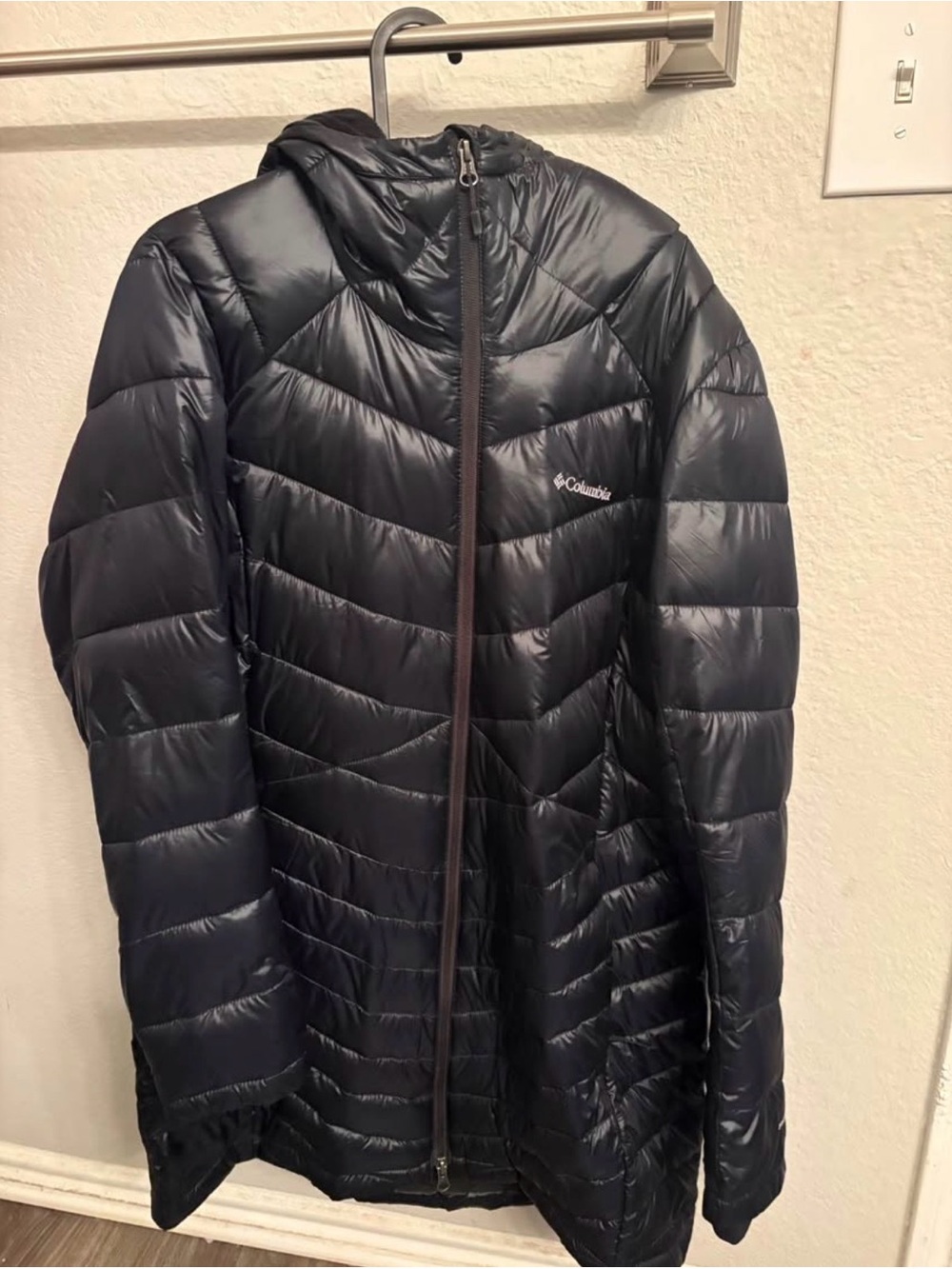 Columbia Women's Navy-Black Packable Hooded Puffer Jacket